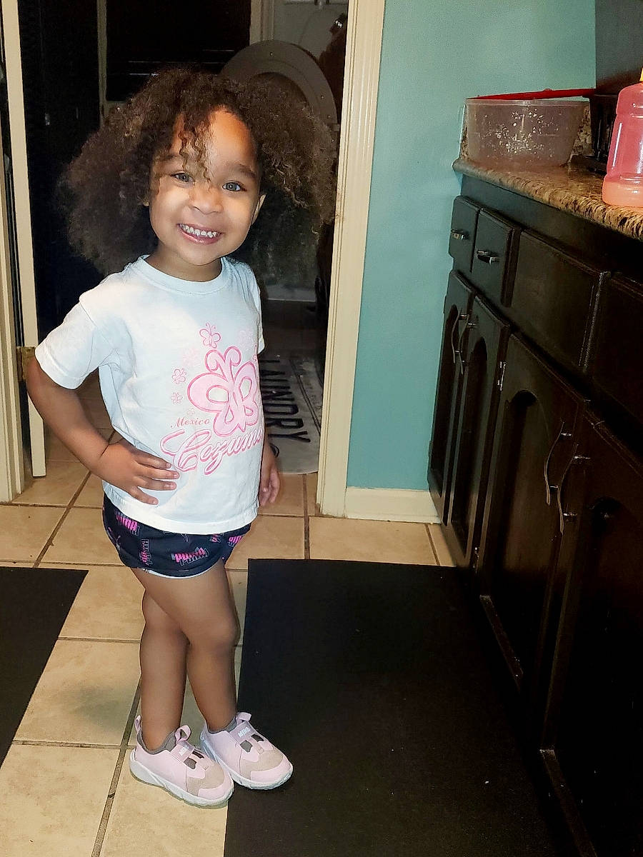Loreayle is registered to the contest to win money with this photo: cabinetry, cooktop, drawer, floor, flooring, happy, home_appliance, human_body, joint, joy, kitchen, kitchen_appliance, knee, leg, person, shorts, shoulder, sleeve, smile, standing