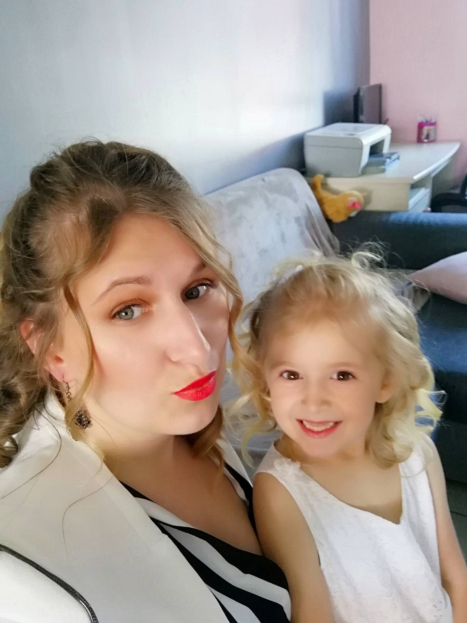 Eva participe au concours pour gagner de l'argent avec cette photo : blond, child, daughter, fun, hair, hairstyle, joy, lip, mother, person, photography, skin, smile, toddler