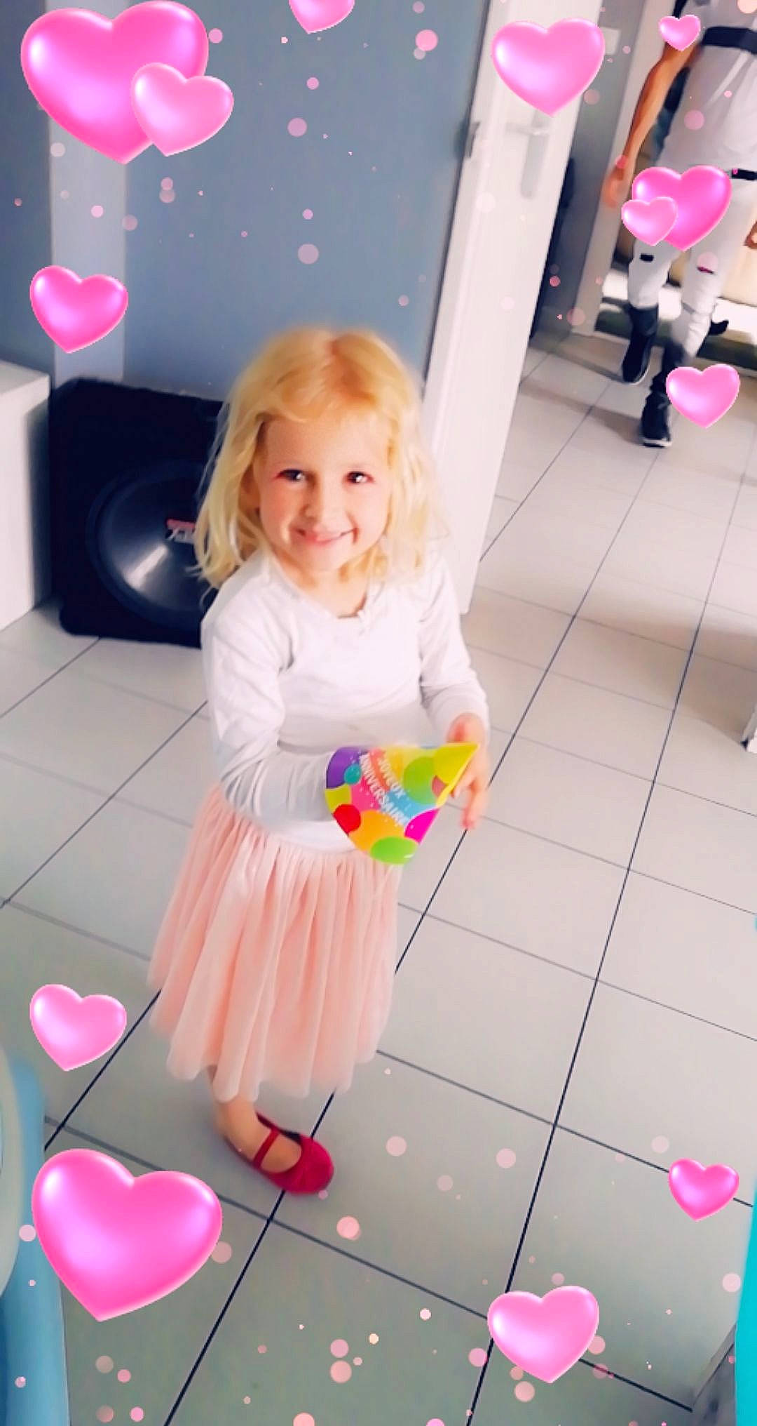 Eva a rejoint le concours — aidez-le/la à gagner de superbes lots ! balloon, child, joy, party, person, pink, play, smile, toddler