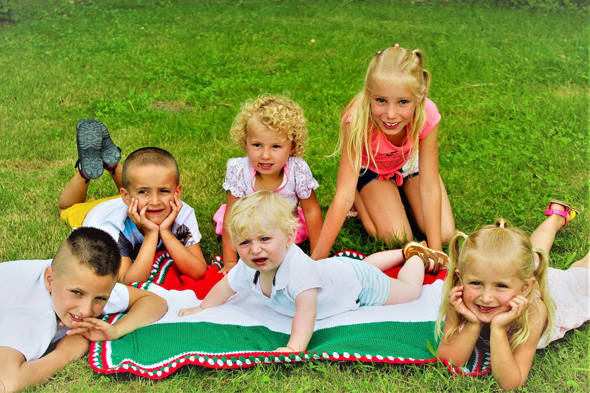 Eva participe au concours pour gagner de l'argent avec cette photo : child, event, family, family_pictures, family_taking_photos_together, fun, grass, happy, joy, lawn, leisure, people, person, play, playing_with_kids, recreation, sibling, social_group, sorrow, summer