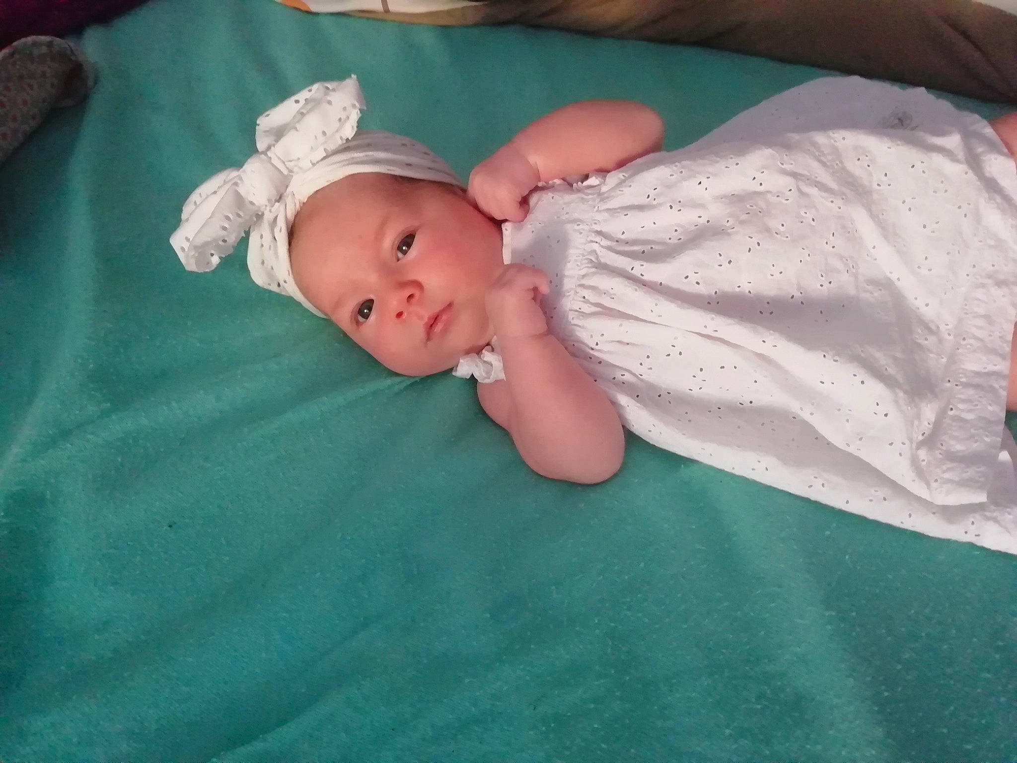 Rose a rejoint le concours — aidez-le/la à gagner de superbes lots ! baby, baby_products, baby_toddler_clothing, child, comfort, grass, hat, linens, pattern, person, room, skin, sleep, sleeve, toddler