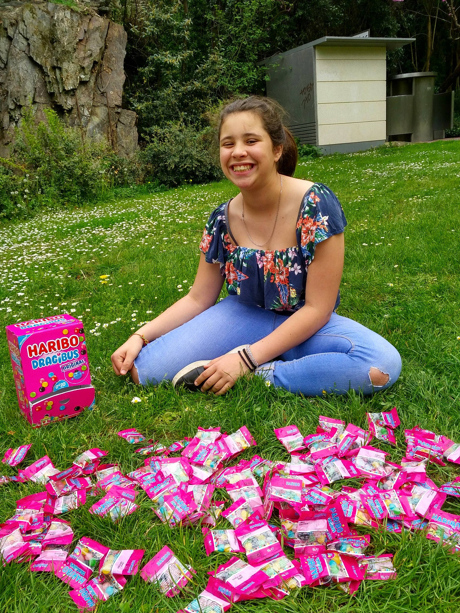 Malika participe au concours pour gagner de l'argent avec cette photo : annual_plant, botanical_garden, botany, busy_lizzie, flower, garden, grass, groundcover, herbaceous_plant, impatiens, joy, landscaping, lawn, meadow, person, petal, pink, plant, spring, summer