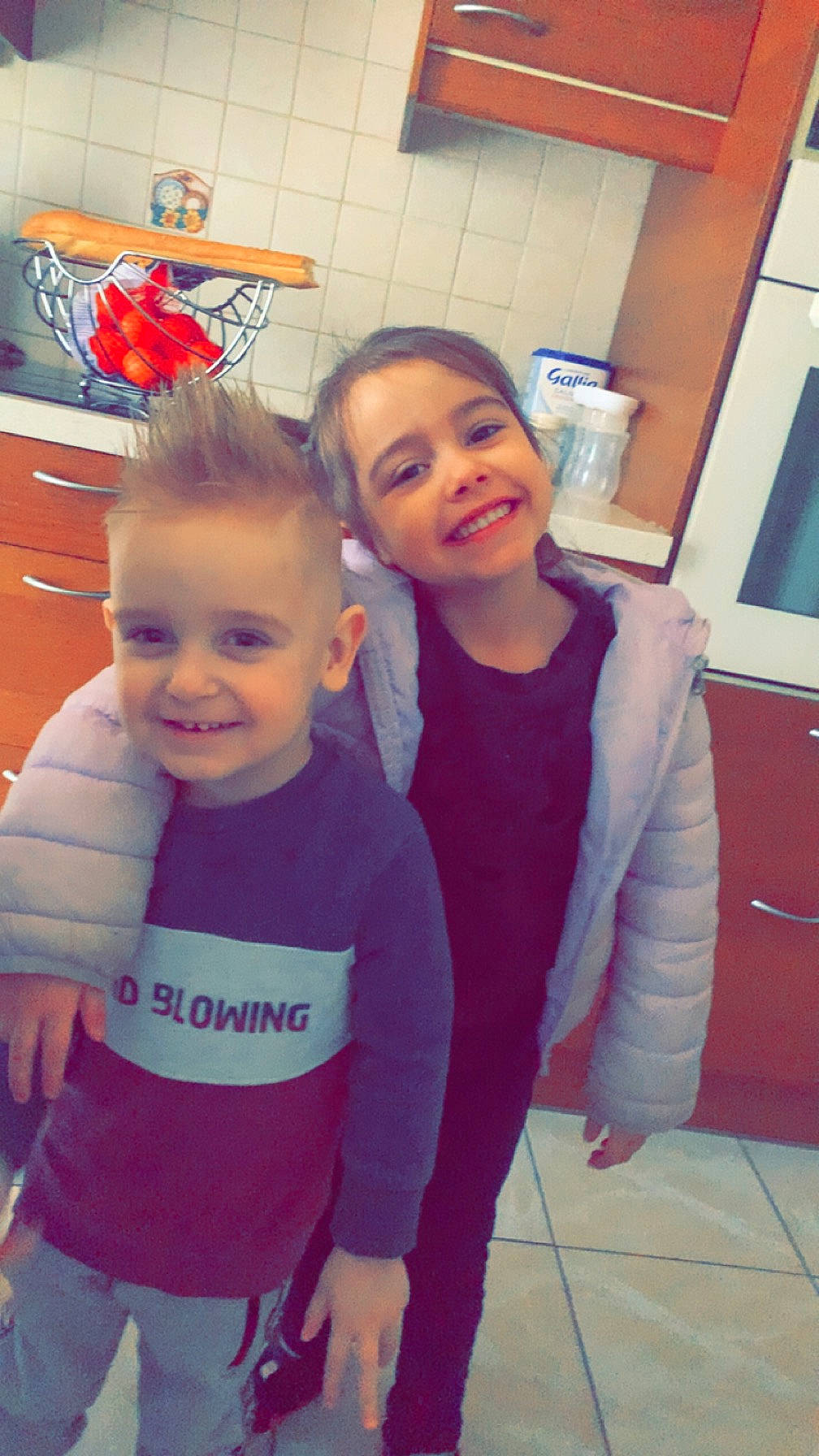 Cheelsy a rejoint le concours — aidez-le/la à gagner de superbes lots ! baby, baby_toddler_clothing, cabinetry, cool, facial_expression, finger, fun, gesture, hairstyle, happy, iris, joint, joy, person, shoulder, skin, sleeve, smile, standing, t_shirt