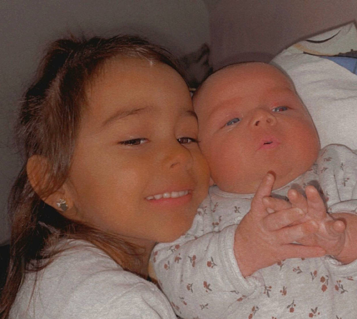 Cheelsy participe au concours pour gagner de l'argent avec cette photo : baby, cheek, chin, comfort, ear, eyebrow, finger, forehead, fun, gesture, hair, happy, human_body, iris, joy, lip, mouth, nose, person, skin