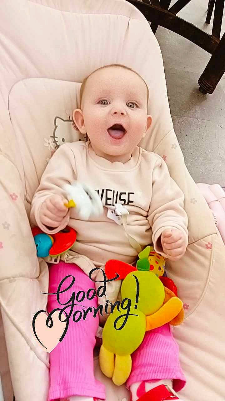 Inaya a rejoint le concours — aidez-le/la à gagner de superbes lots ! baby, baby_toddler_clothing, cheek, child, comfort, eye, face, finger, happy, head, magenta, nose, person, pink, product, skin, sleeve, smile, surprise, t_shirt