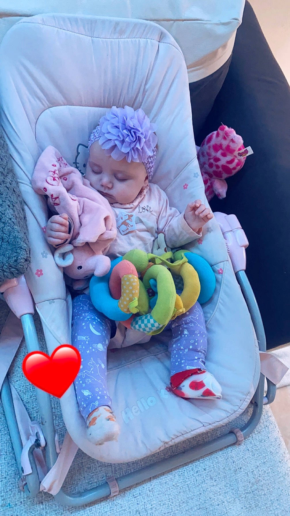 Inaya a rejoint le concours — aidez-le/la à gagner de superbes lots ! arm, azure, baby, baby_carriage, baby_products, baby_sleeping, baby_toddler_clothing, chair, child, comfort, hand, headwear, infant_bed, linens, person, pink, product, sitting, textile, toddler