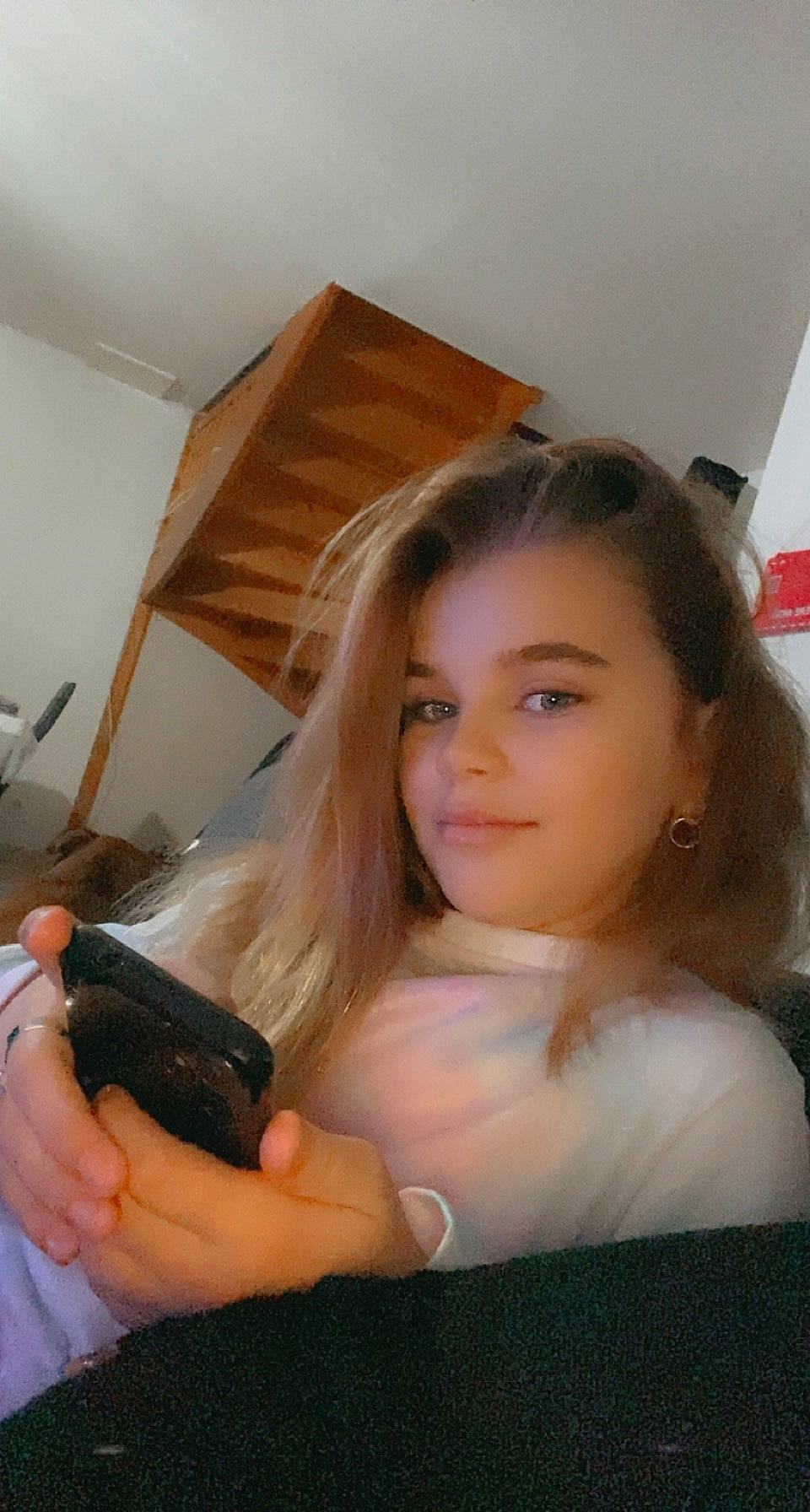 Chloé participe au concours pour gagner de l'argent avec cette photo : blond, chin, communication_device, cosmetics, eyebrow, eyelash, finger, flash_photography, gesture, hand, joy, layered_hair, lip, long_hair, makeover, material_property, mobile_phone, person, portable_communications_device, shoulder