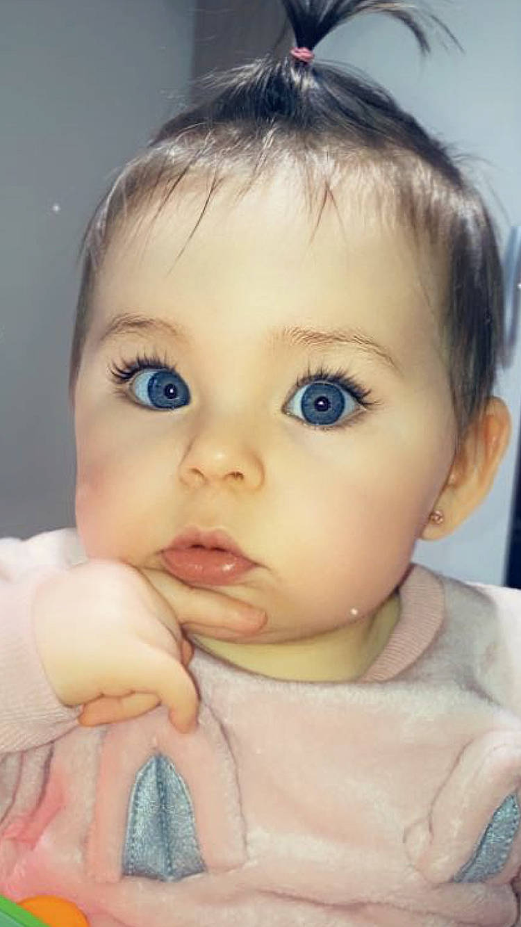 Britney participe au concours pour gagner de l'argent avec cette photo : baby, baby_toddler_clothing, cheek, child, chin, eye, eyebrow, eyelash, forehead, hairstyle, iris, lip, organ, person, portrait_photography, skin, toddler