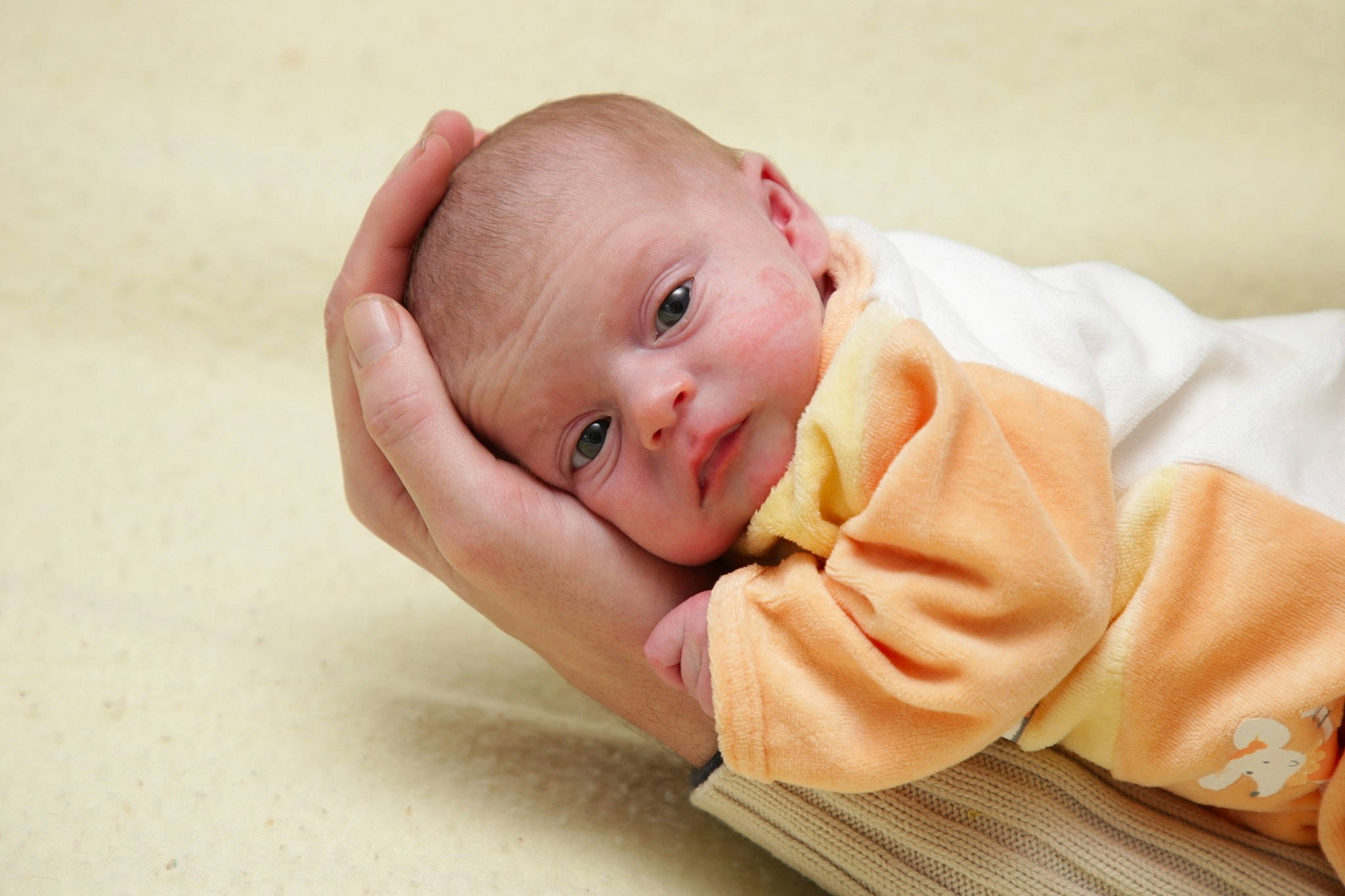 Laïna participe au concours pour gagner de l'argent avec cette photo : arm, baby, baby_toddler_clothing, cheek, collar, comfort, eye, face, finger, flooring, hand, happy, iris, linens, mammal, person, sitting, sleeve, smile, toddler