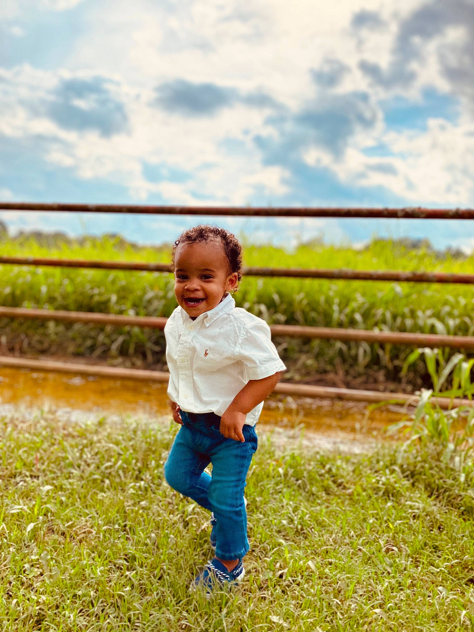 Jakobie is registered to the contest to win money with this photo: baby, baby_toddler_clothing, child, cloud, fence, flash_photography, fun, grass, grassland, happy, landscape, leisure, people_in_nature, person, plant, playing_with_kids, prairie, sky, smile, spring