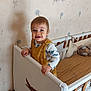 Arthur a rejoint le concours — aidez-le/la à gagner de superbes lots ! toddler, crib, child, smiling, indoor, toy, wallpaper, bedroom, yellow_clothing, wood, baby, furniture, happy, face, person, plush_toy, decor, pattern, hand, standing