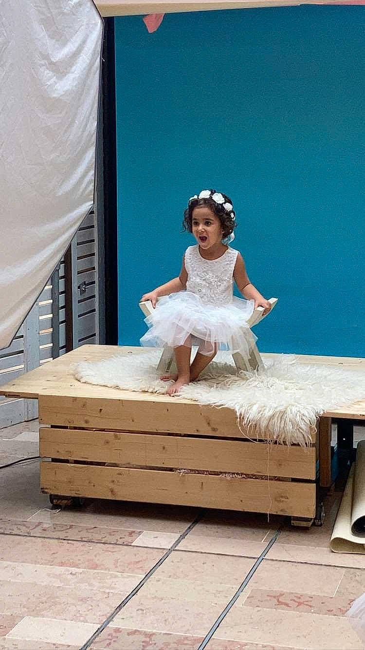 Tissem a rejoint le concours — aidez-le/la à gagner de superbes lots ! bridal_accessory, bridal_clothing, bride, comfort, dress, entertainment, event, fashion_design, flash_photography, formal_wear, gown, happy, hardwood, human_body, leisure, performing_arts, person, shoulder, smile, wedding_dress