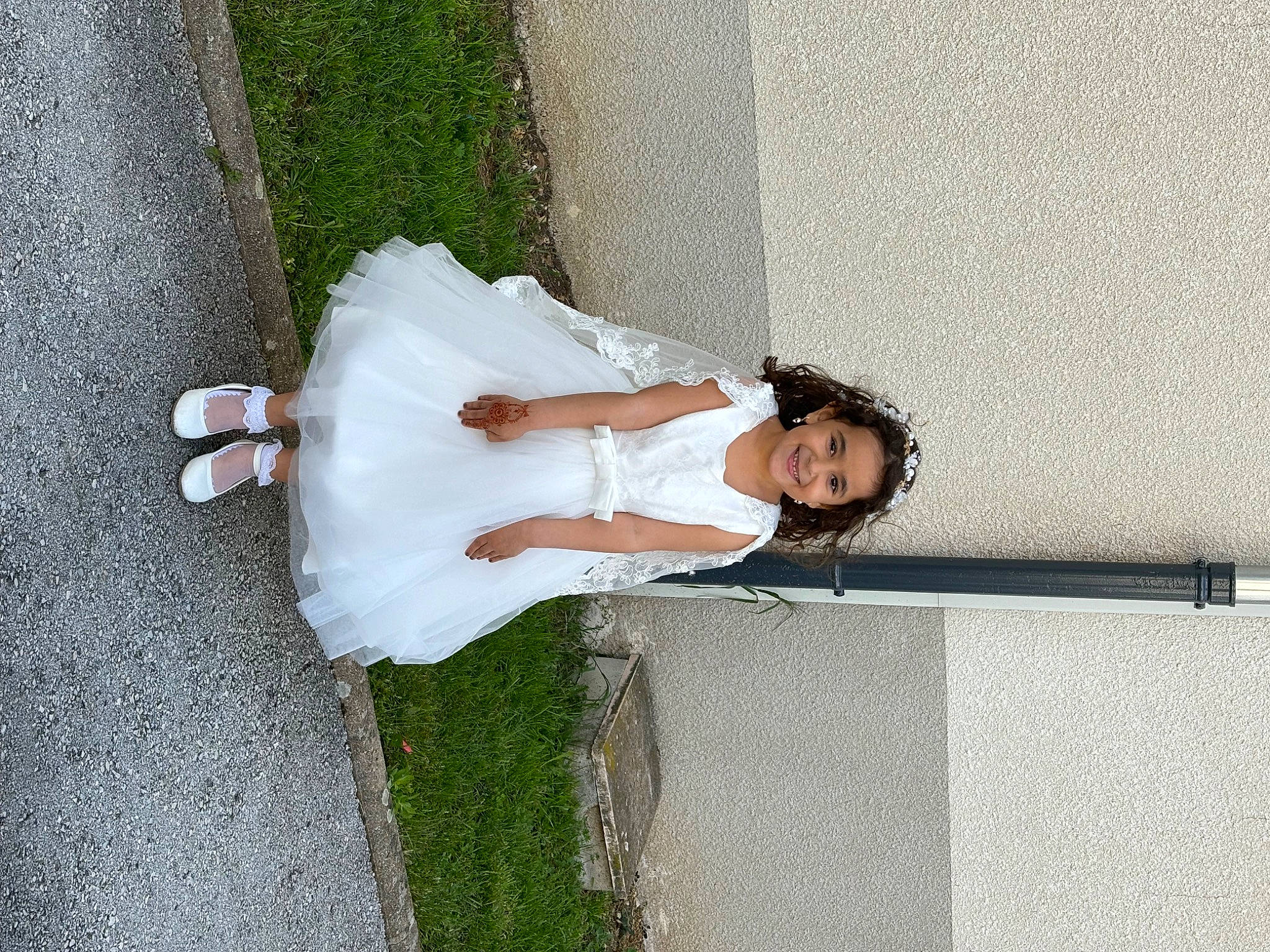 Tissem a rejoint le concours — aidez-le/la à gagner de superbes lots ! bridal_accessory, bride, concrete, dress, elbow, fashion_accessory, fun, grass, happy, human_leg, joy, leisure, people_in_nature, person, plant, sandal, shadow, sunglasses, toddler, tree