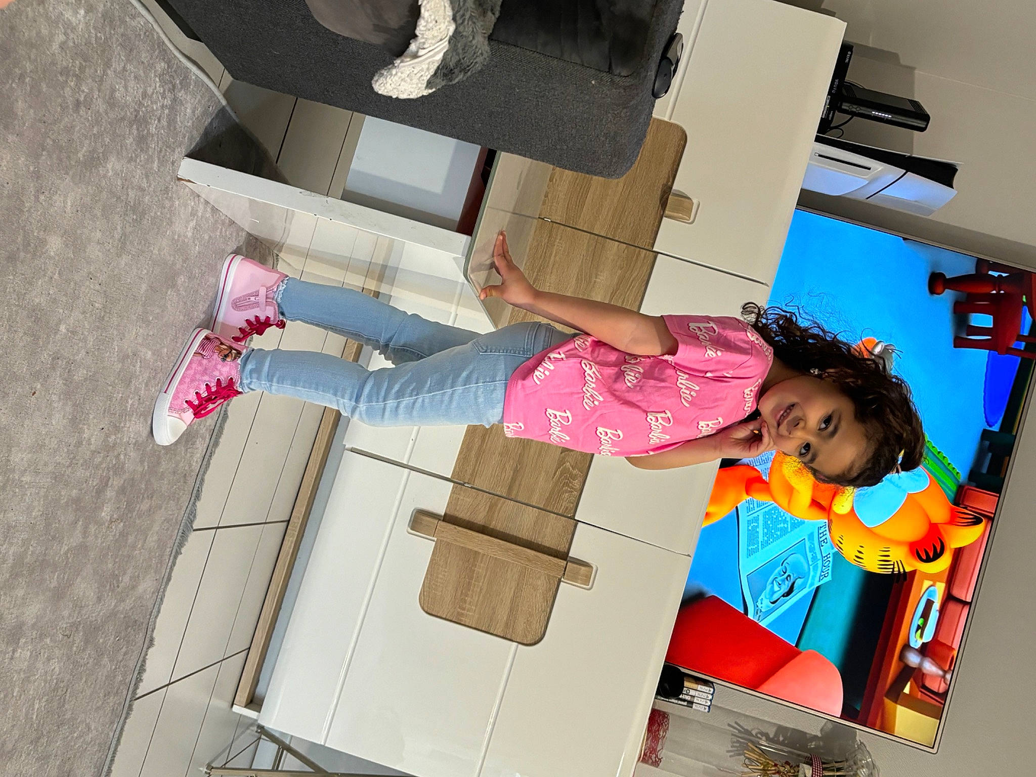 Tisssem participe au concours pour gagner de l'argent avec cette photo : child, flooring, fun, joy, leisure, magenta, person, room, space, toddler, wood
