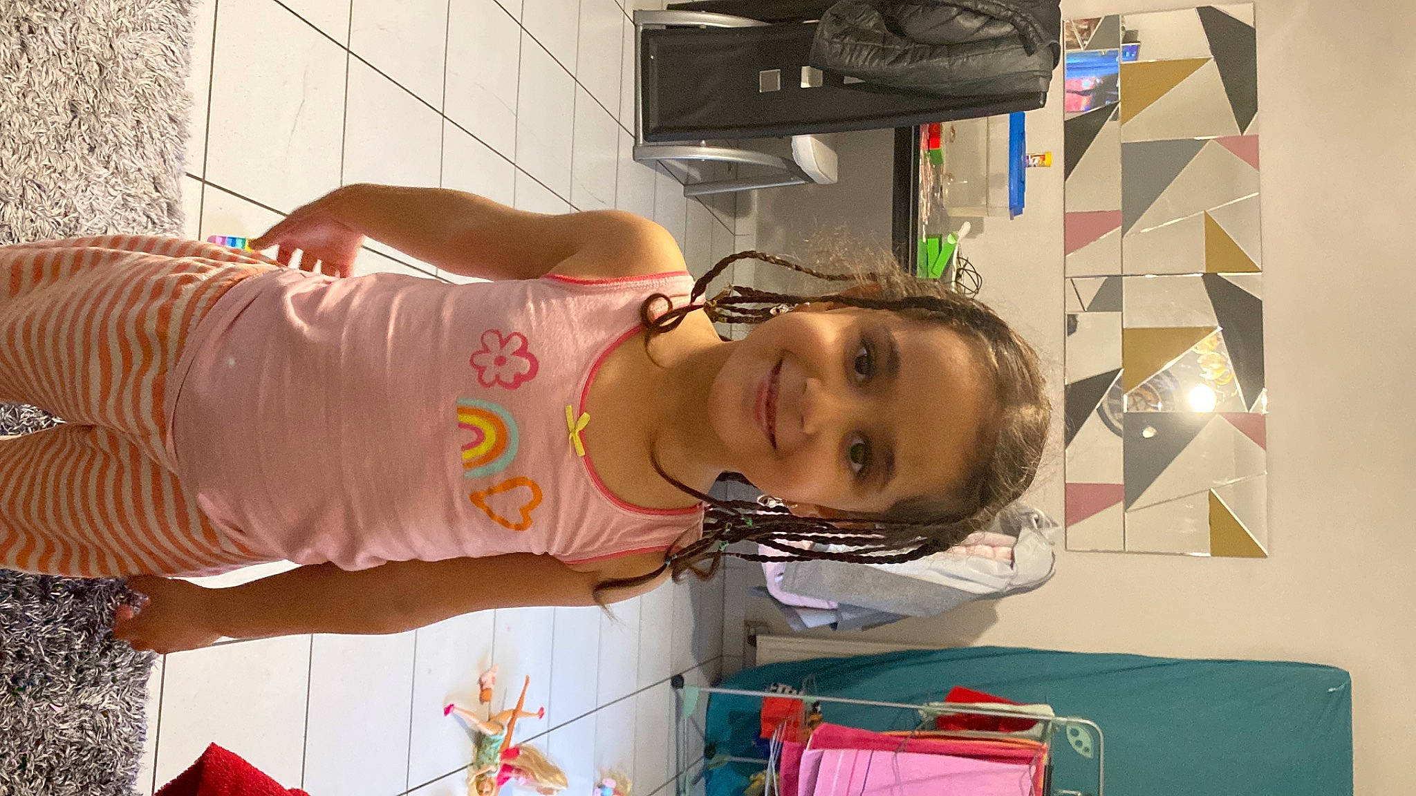 Tisssem participe au concours pour gagner de l'argent avec cette photo : abdomen, chest, child, fun, happy, joy, person, room, smile, t_shirt, toddler, trunk, visual_arts