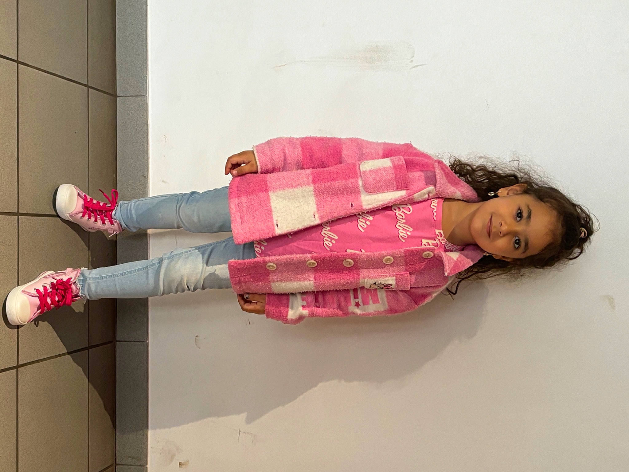 Princesse participe au concours pour gagner de l'argent avec cette photo : carmine, comfort, elbow, fashion_accessory, fashion_design, flesh, human_leg, joy, knee, leg, magenta, pattern, person, pink, plaid, sitting, sleeve, textile, thigh, waist