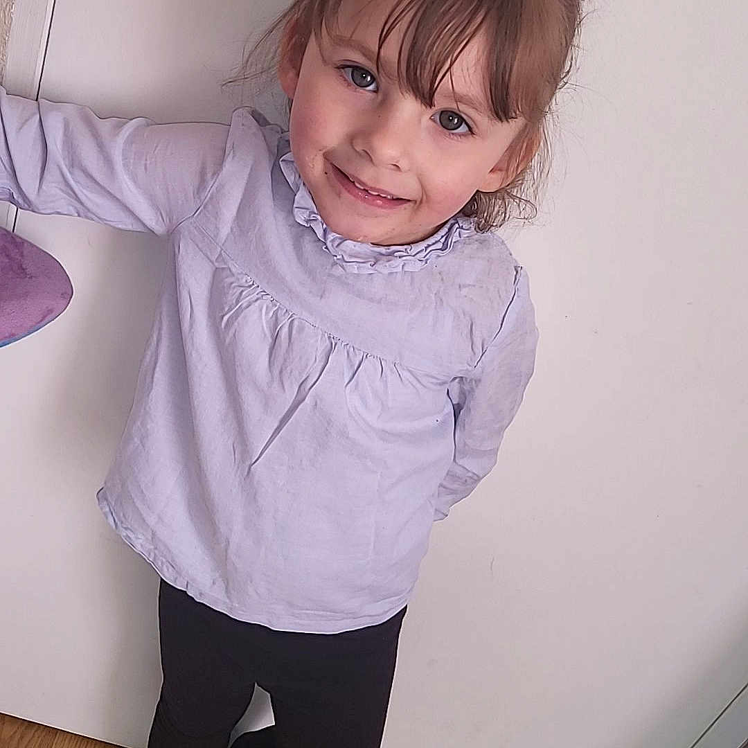 Alexia participe au concours pour gagner de l'argent avec cette photo : blouse, brownhair, child, clothing, face, female, girl, hair, hardwood, head, hosiery, indoors, interiordesign, pants, person, photography, portrait, sleeve, sock, wood