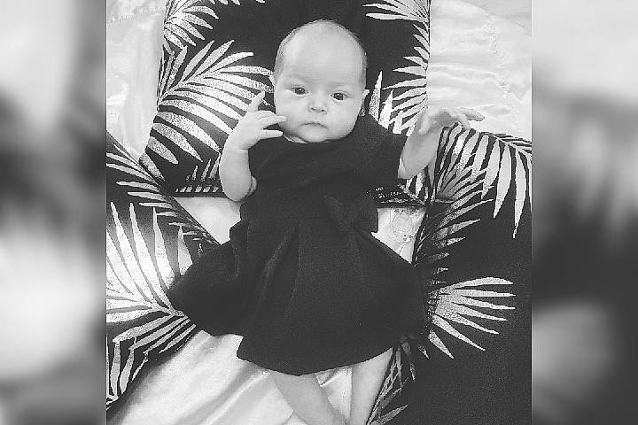 Stella a rejoint le concours — aidez-le/la à gagner de superbes lots ! baby, black, black_and_white, branch, child, eye, face, monochrome, monochrome_photography, person, photograph, photography, plant, portrait, smile, snapshot, stock_photography, style, toddler, tree