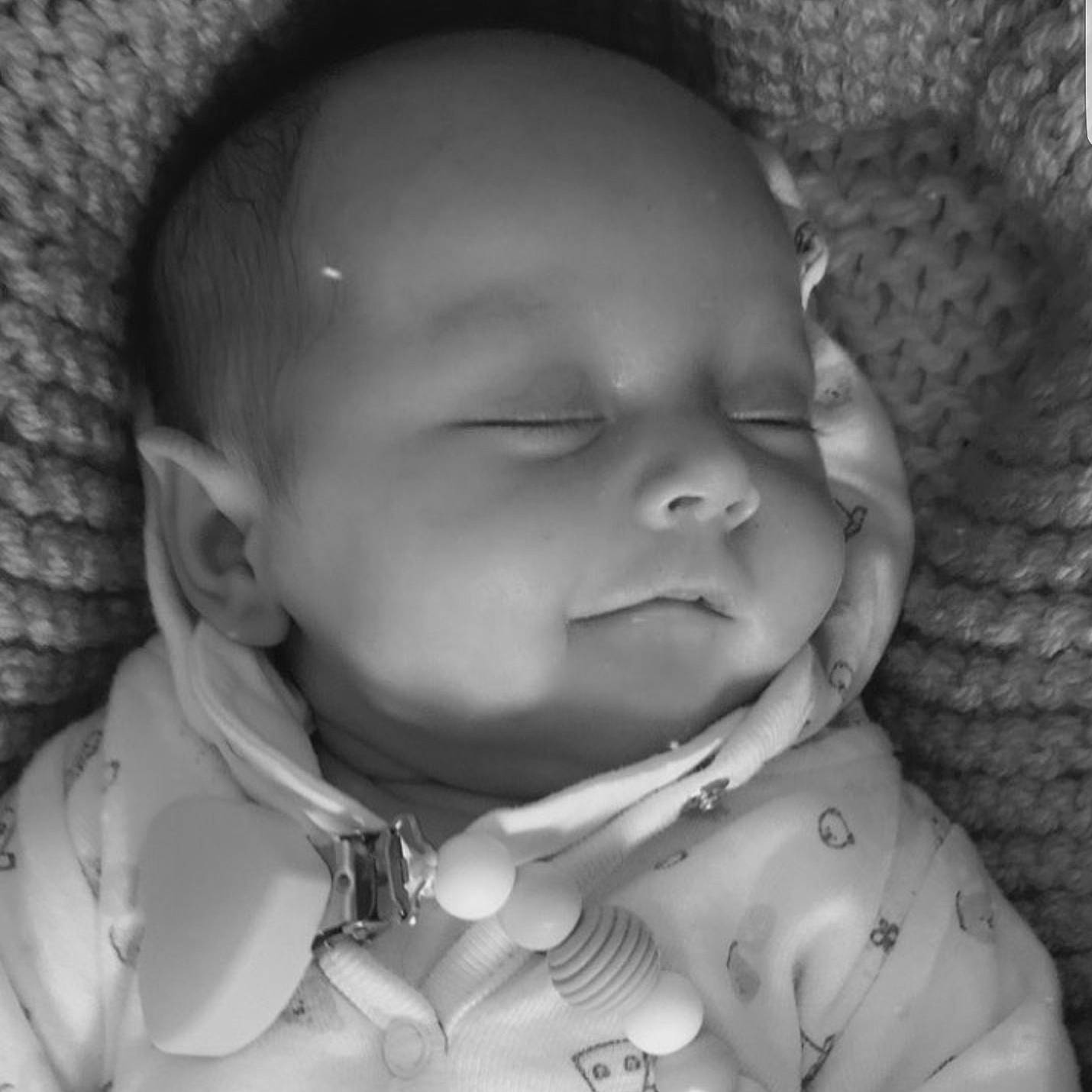 Stella participe au concours pour gagner de l'argent avec cette photo : baby, black_and_white, cheek, child, eye, face, facial_expression, head, lip, monochrome, monochrome_photography, mouth, nose, person, photograph, photography, portrait, skin, smile, toddler