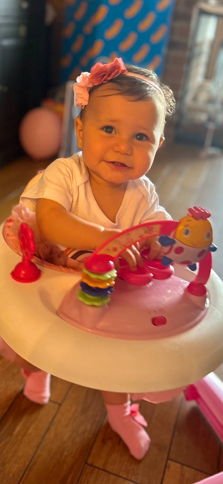 Joy a rejoint le concours — aidez-le/la à gagner de superbes lots ! baby, baby_products, baby_toddler_clothing, cake_decorating, chair, child, event, food, fun, happy, icing, person, pink, play, red, sitting, skin, sweetness, table, tableware