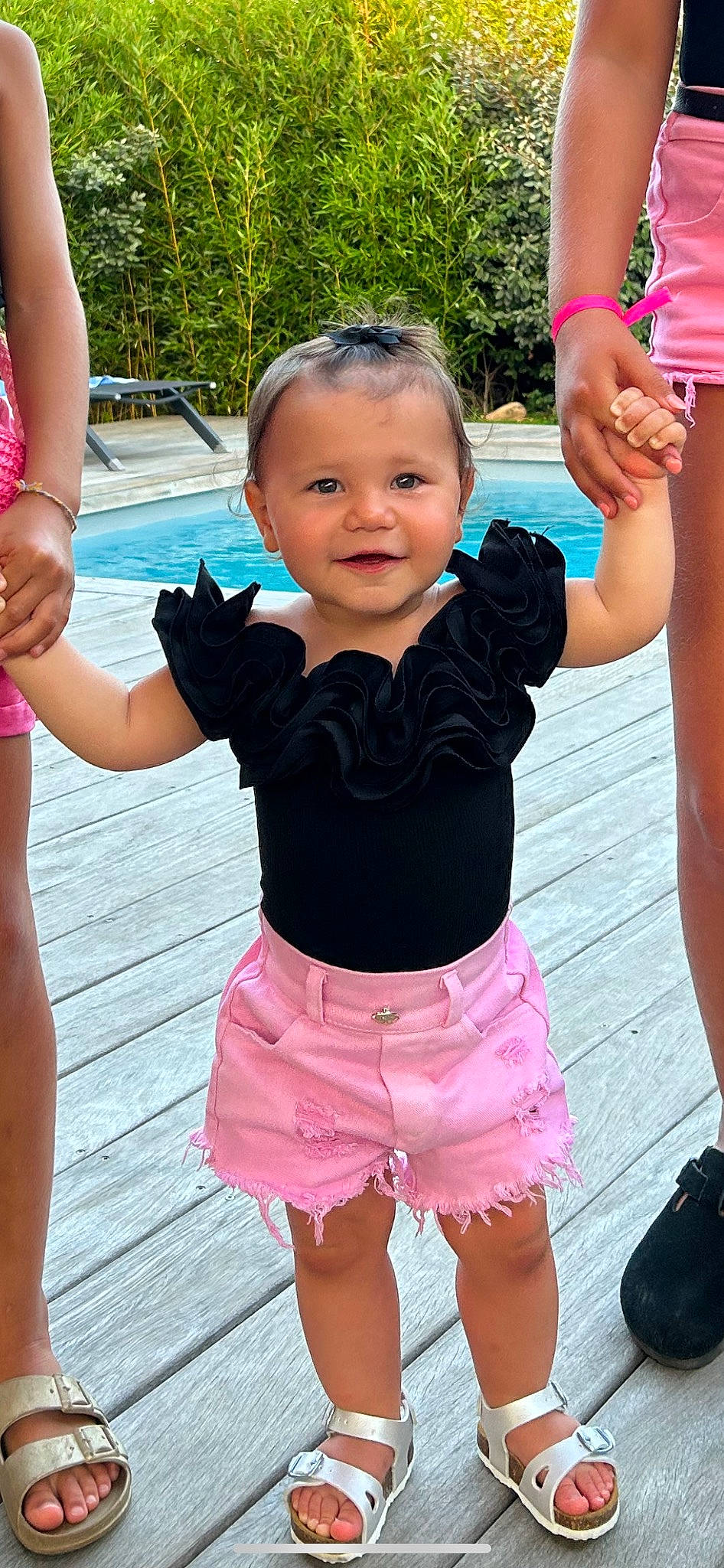 Joy participe au concours pour gagner de l'argent avec cette photo : arm, baby_toddler_clothing, clothing, facial_expression, finger, gesture, hair, hand, happy, head, joint, joy, person, pink, shoulder, skin, sleeve, smile, standing, thumb