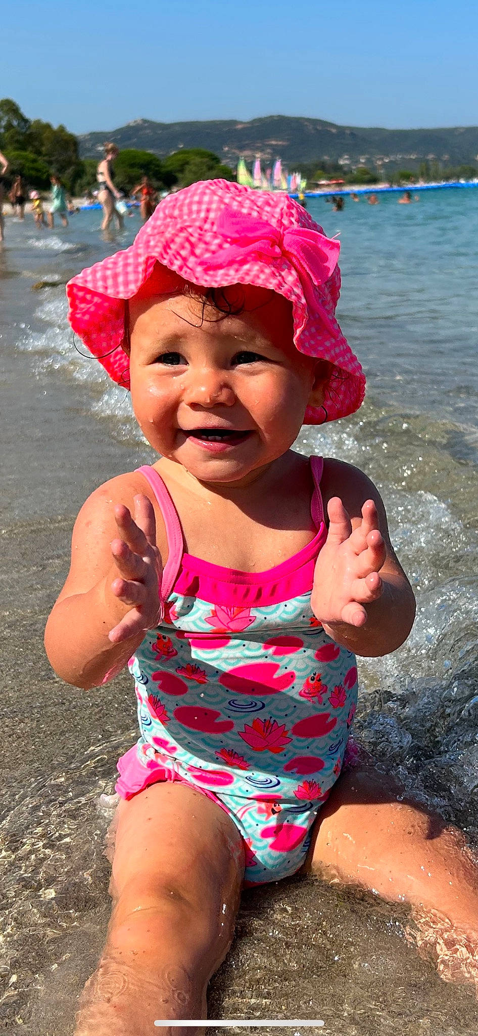 Joy a rejoint le concours — aidez-le/la à gagner de superbes lots ! baby_toddler_clothing, beach, beauty, cool, fun, happy, hat, headgear, headwear, joy, leisure, magenta, person, photograph, pink, red, skin, smile, summer, thigh