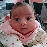 Alma a rejoint le concours — aidez-le/la à gagner de superbes lots ! baby, infant, face, eyes, clothing, scarf, pink, white, floral, hand, blanket, quilt, pattern, cute, portrait, indoor, person, newborn, soft, warm
