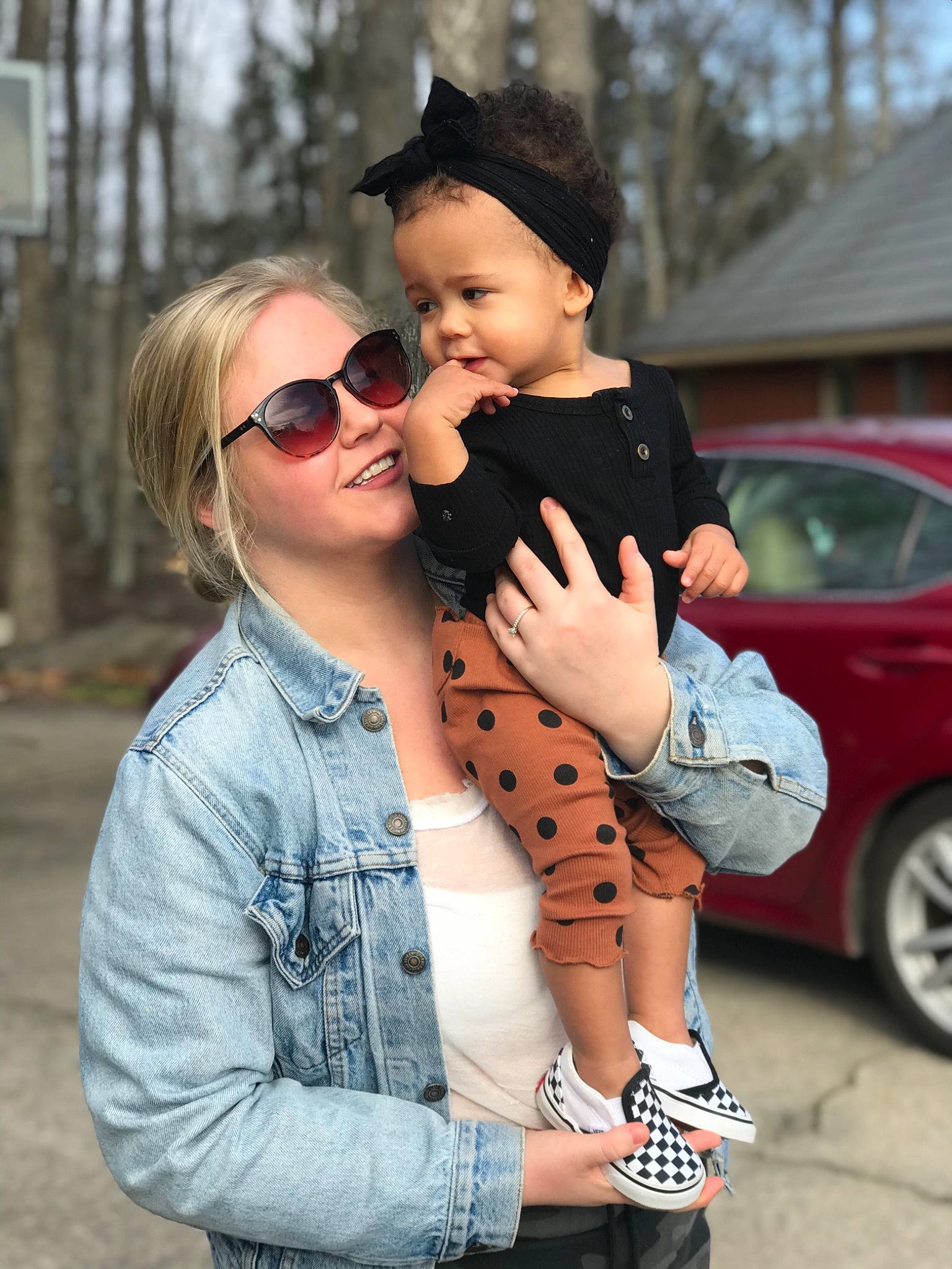 Remi is registered to the contest to win money with this photo: cap, car, clothing, eyewear, fun, gesture, goggles, grass, hand, happy, joy, person, shoulder, smile, street_fashion, style, sunglasses, tire, toddler, tree