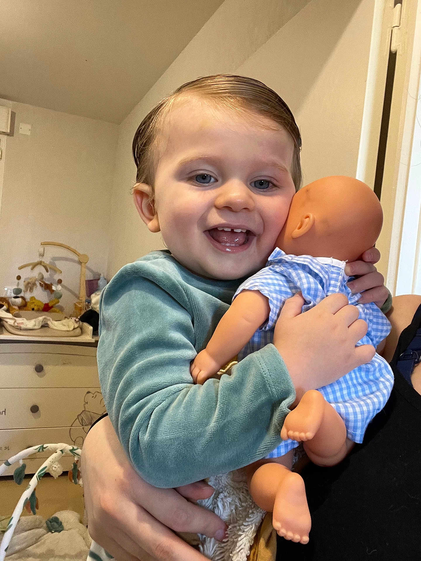 Malône participe au concours pour gagner de l'argent avec cette photo : toddler, child, baby_doll, indoor, smiling, hugging, person, toy, blue_clothing, childrens_room, furniture, dresser, happy, skin, face, hand, head, short_hair, sleeve, plush