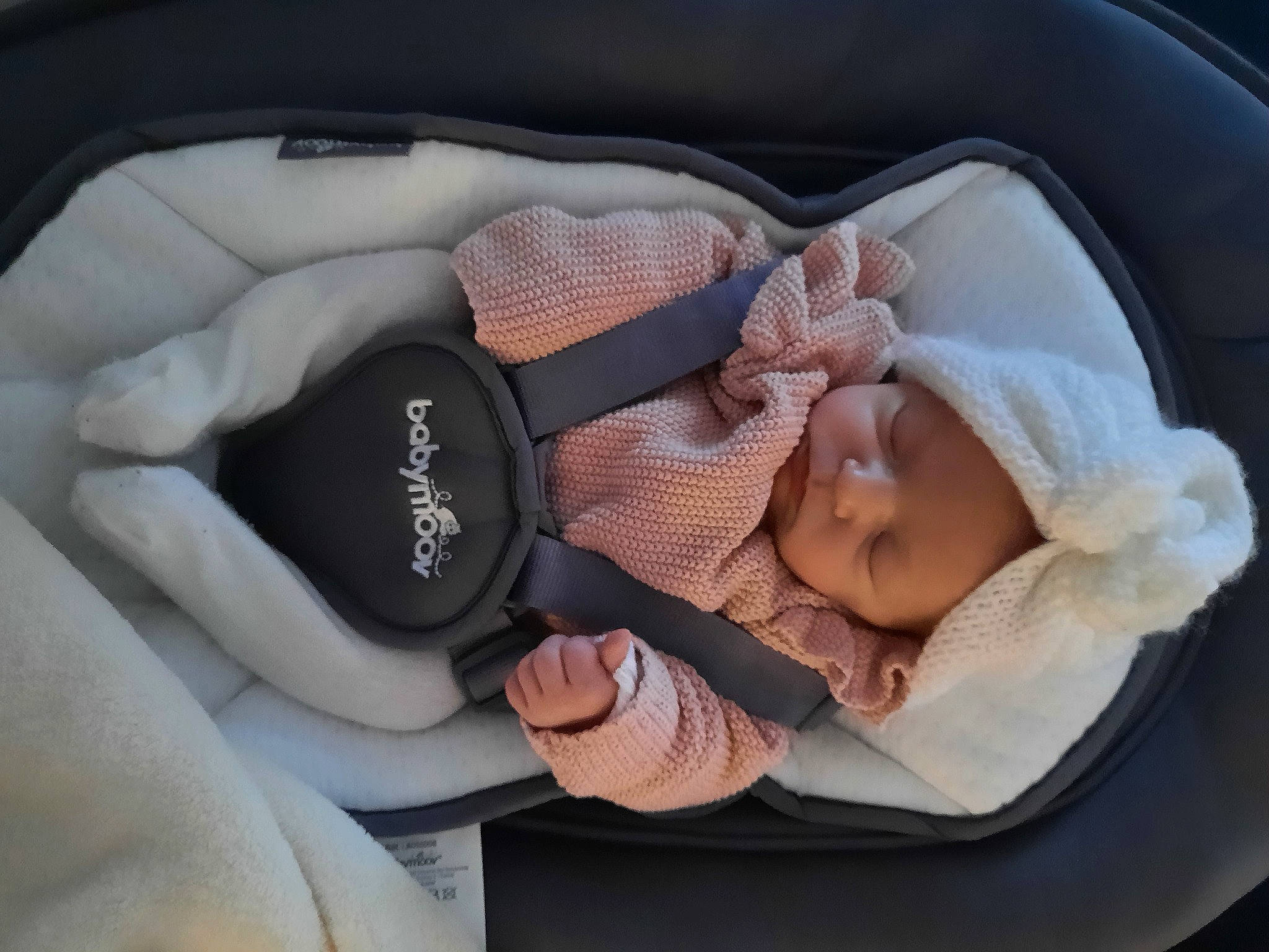 Inaya participe au concours pour gagner de l'argent avec cette photo : auto_part, baby, baby_carriage, baby_in_car_seat, baby_products, car_seat, child, comfort, family_car, gesture, headwear, infant_bed, linens, luxury_vehicle, nail, person, product, thumb, toddler, tree