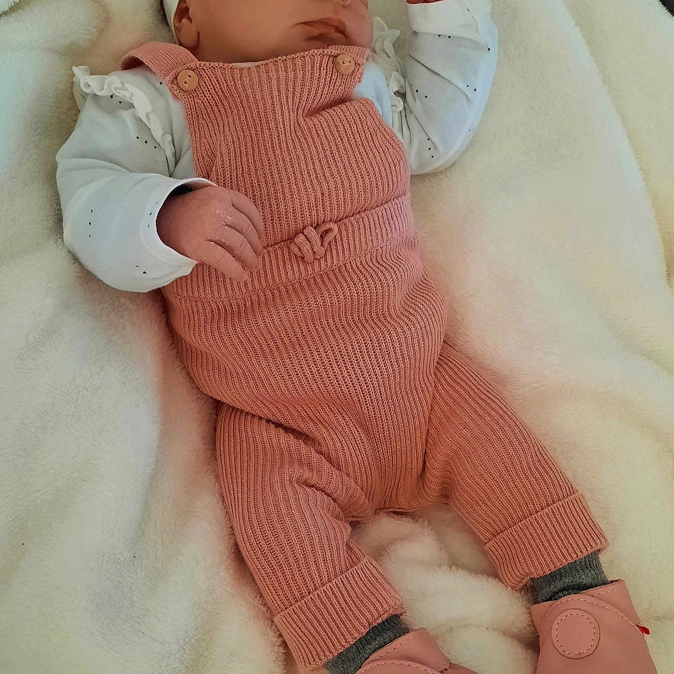Inaya participe au concours pour gagner de l'argent avec cette photo : baby, baby_products, baby_sleeping, baby_toddler_clothing, bedtime, child, comfort, finger, flesh, foot, gesture, linens, nail, pattern, peach, pink, skin, sleeve, thumb, toddler