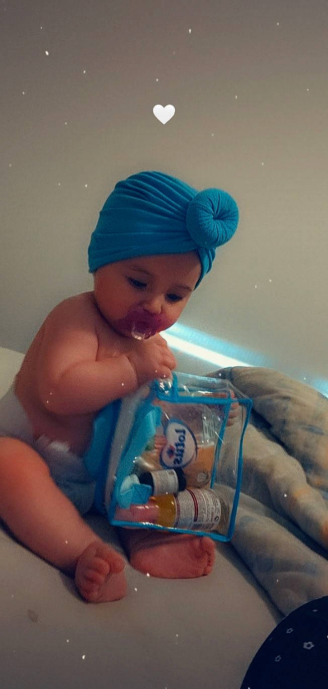 Meryl a rejoint le concours — aidez-le/la à gagner de superbes lots ! abdomen, arm, azure, baby, bathing, bathroom, cap, chest, elbow, electric_blue, finger, hand, headgear, headwear, human_body, joint, person, shoulder, thigh, toddler