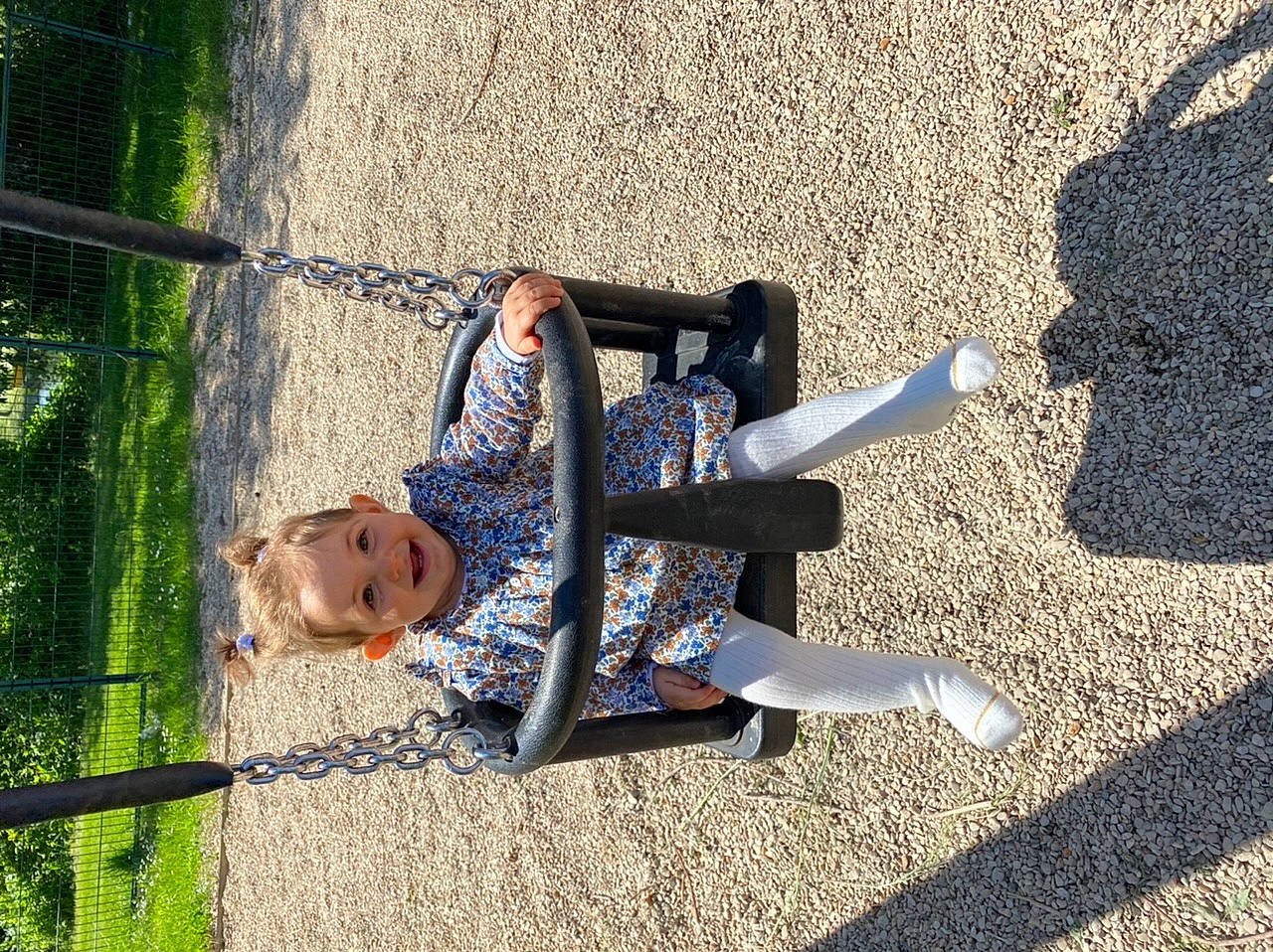 Victoria a rejoint le concours — aidez-le/la à gagner de superbes lots ! asphalt, child, city, electric_blue, fun, grass, happy, human_leg, joy, leisure, people_in_nature, person, plant, recreation, road_surface, shadow, sidewalk, sitting, street_fashion, tints_and_shades