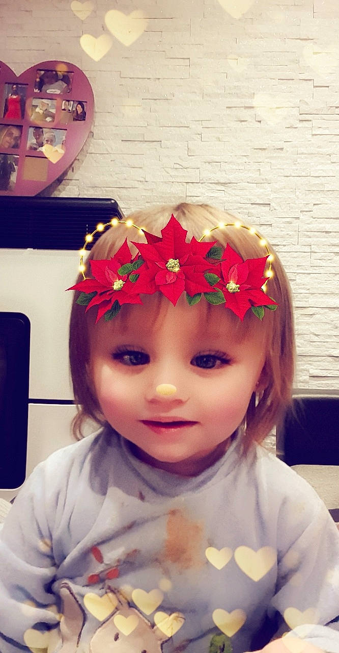 Céléna participe au concours pour gagner de l'argent avec cette photo : cheek, child, crown, ear, face, fashion_accessory, flower, forehead, hair, hair_accessory, head, headband, headgear, headpiece, lip, person, photography, pink, plant, skin