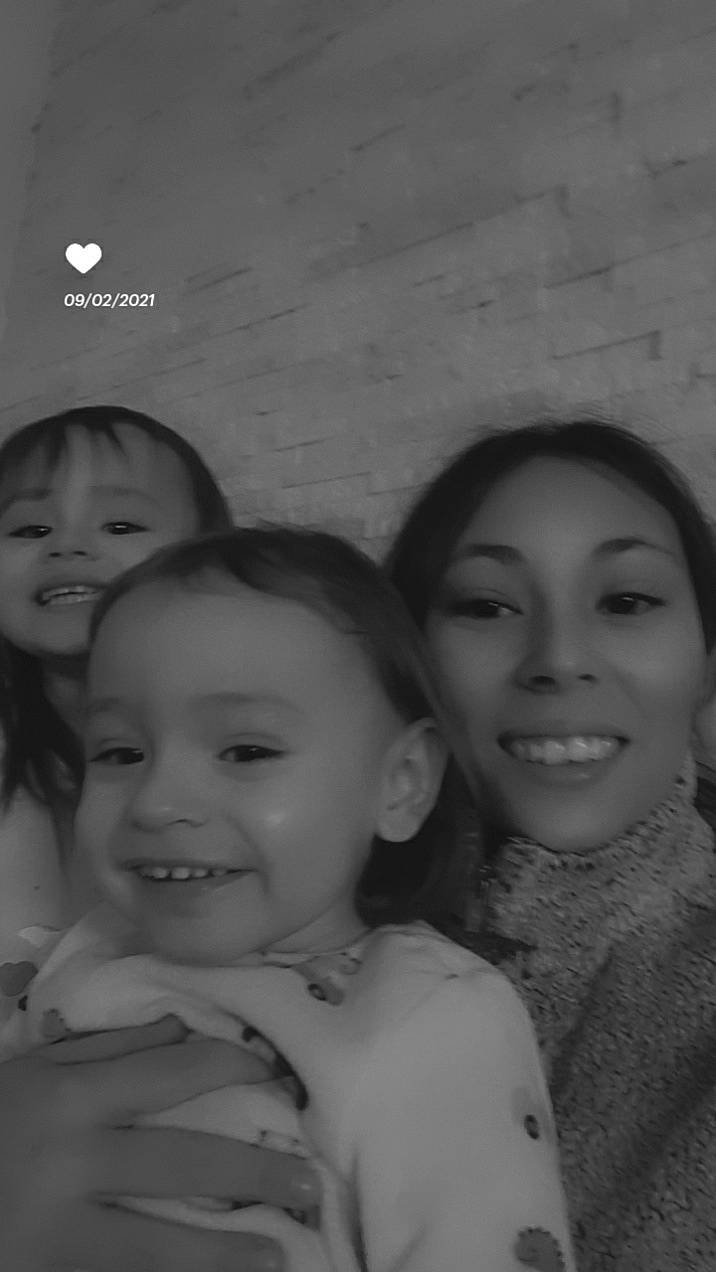 Hugo a rejoint le concours — aidez-le/la à gagner de superbes lots ! black_and_white, chin, eye, eyebrow, face, flash_photography, gesture, hair, hairstyle, happy, head, iris, joy, lip, mammal, mouth, nose, person, skin, smile