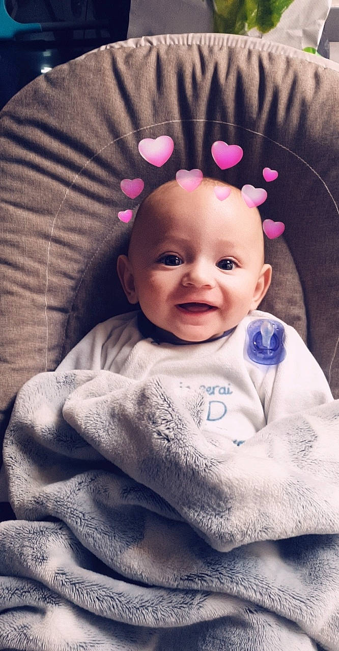 Hugo participe au concours pour gagner de l'argent avec cette photo : baby, cheek, child, ear, eye, eyebrow, face, forehead, fun, hair_accessory, head, lip, nose, person, photography, pink, skin, smile, toddler