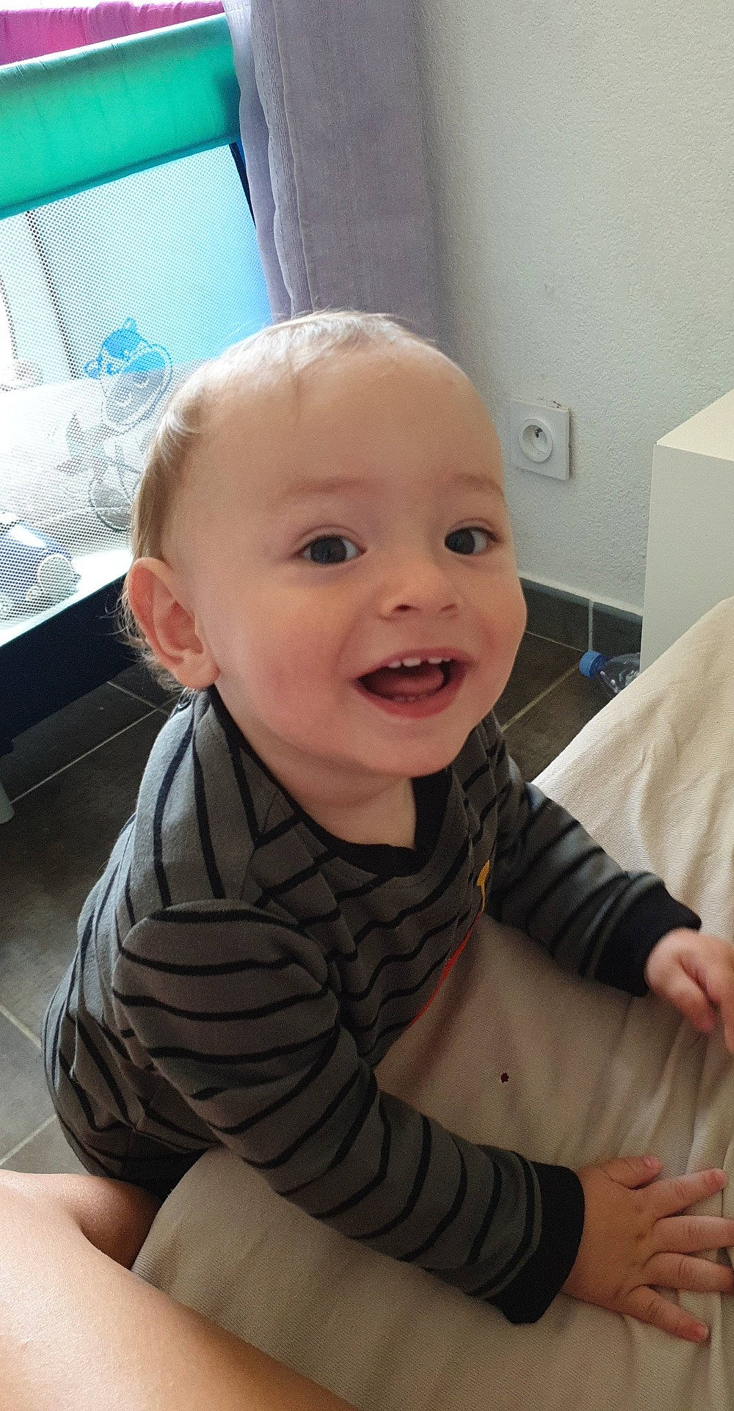 Hugo participe au concours pour gagner de l'argent avec cette photo : baby, cheek, child, face, facial_expression, head, person, skin, smile, toddler