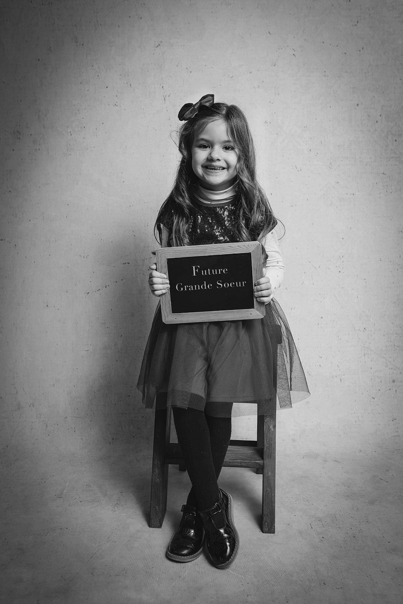 Lyna a rejoint le concours — aidez-le/la à gagner de superbes lots ! art, black_and_white, boot, fashion_design, flash_photography, hair, happy, human_body, joy, knee, monochrome, monochrome_photography, person, shoe, sitting, smile, standing, style, t_shirt, toddler