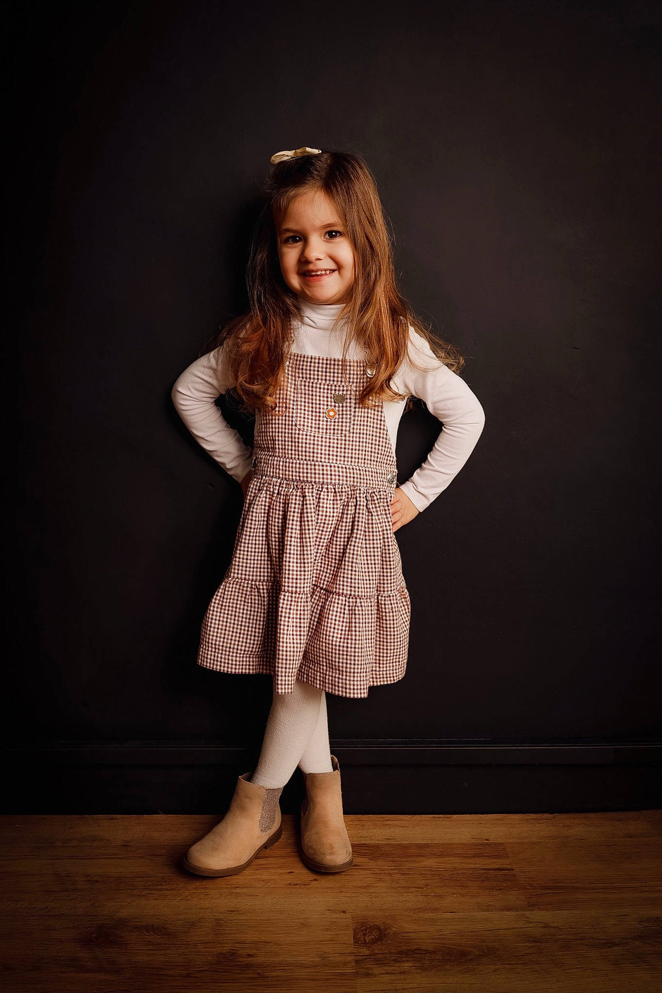 Lyna participe au concours pour gagner de l'argent avec cette photo : brown_hair, dress, event, fashion_design, flash_photography, flooring, gesture, hair, happy, human_leg, joy, knee, long_hair, pattern, person, plaid, sleeve, smile, tartan, toddler