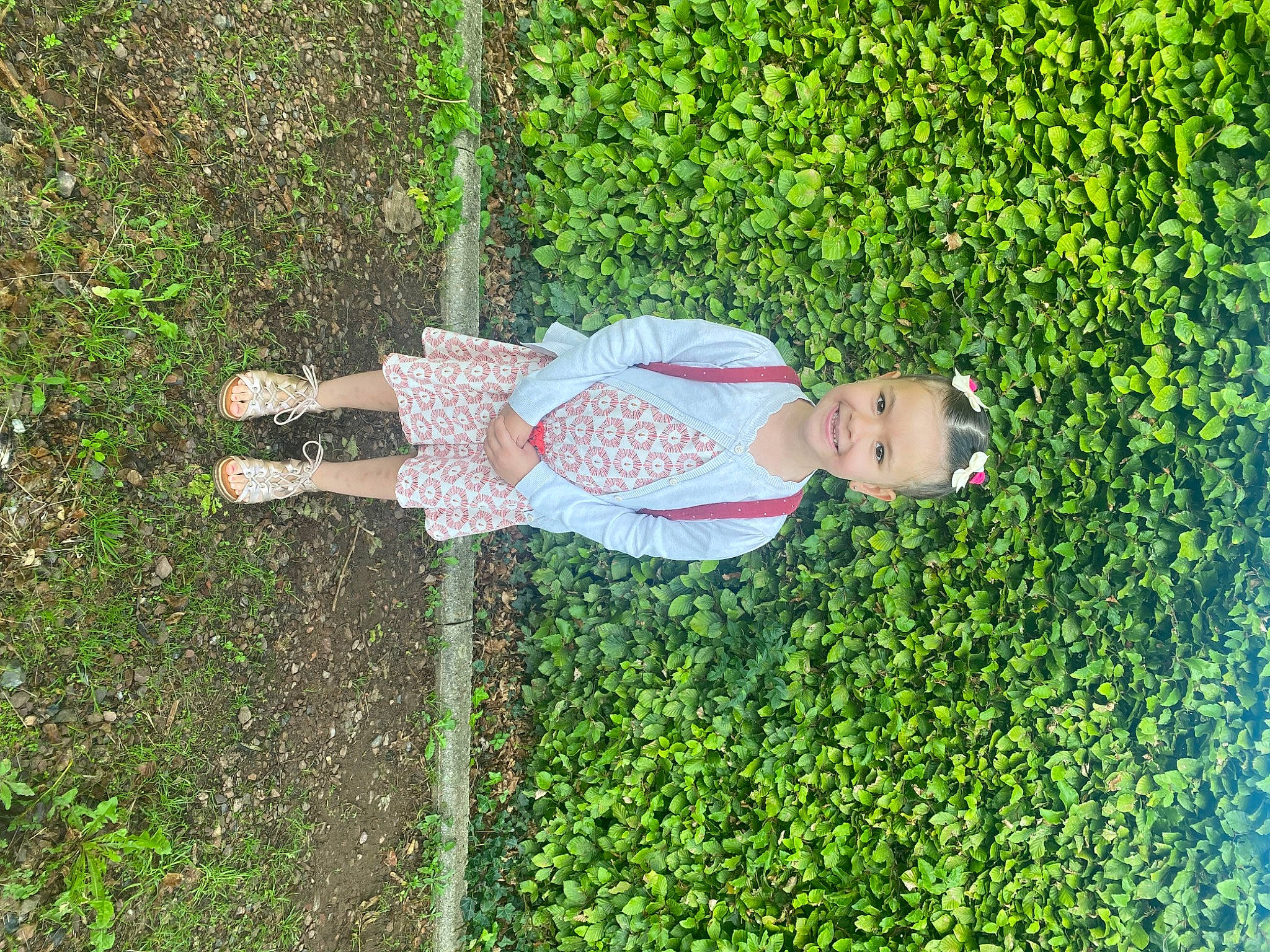 Lyna participe au concours pour gagner de l'argent avec cette photo : fun, garden, grass, grass_family, grassland, groundcover, happy, hat, joy, lawn, leisure, people_in_nature, person, plant, shadow, shrub, t_shirt, toddler, tree, walking_shoe