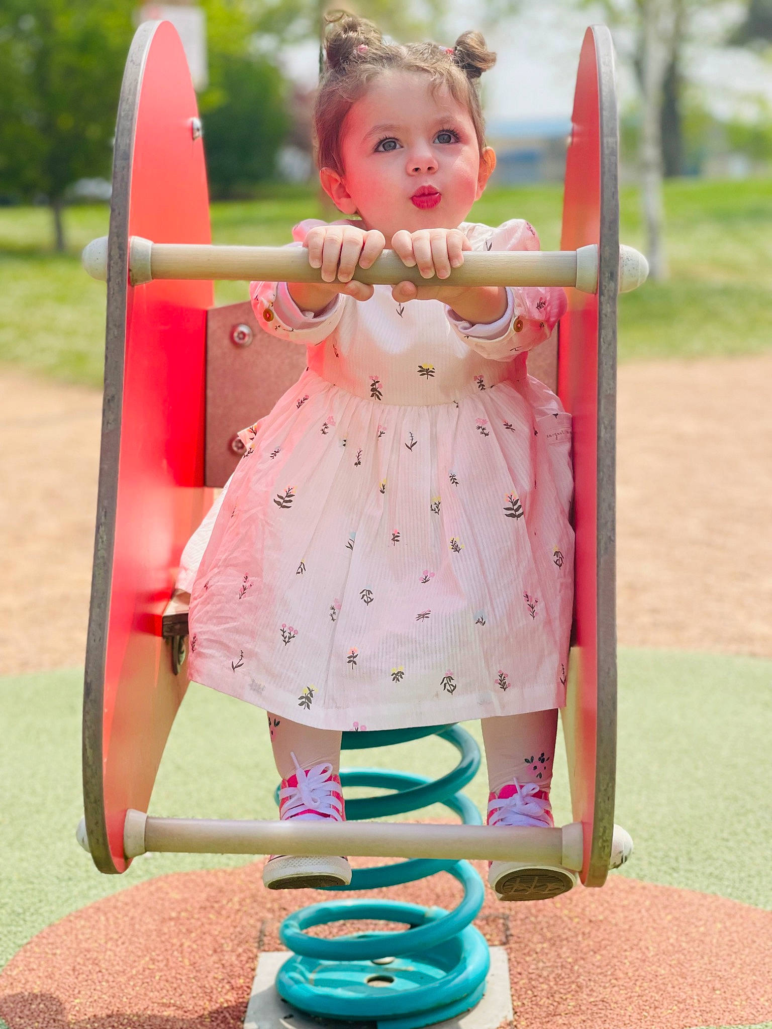 Nour participe au concours pour gagner de l'argent avec cette photo : baby_toddler_clothing, chute, fun, grass, green, happy, leisure, magenta, outdoor_play_equipment, person, photograph, pink, playground_slide, public_space, recreation, red, snapshot, summer, toddler, white