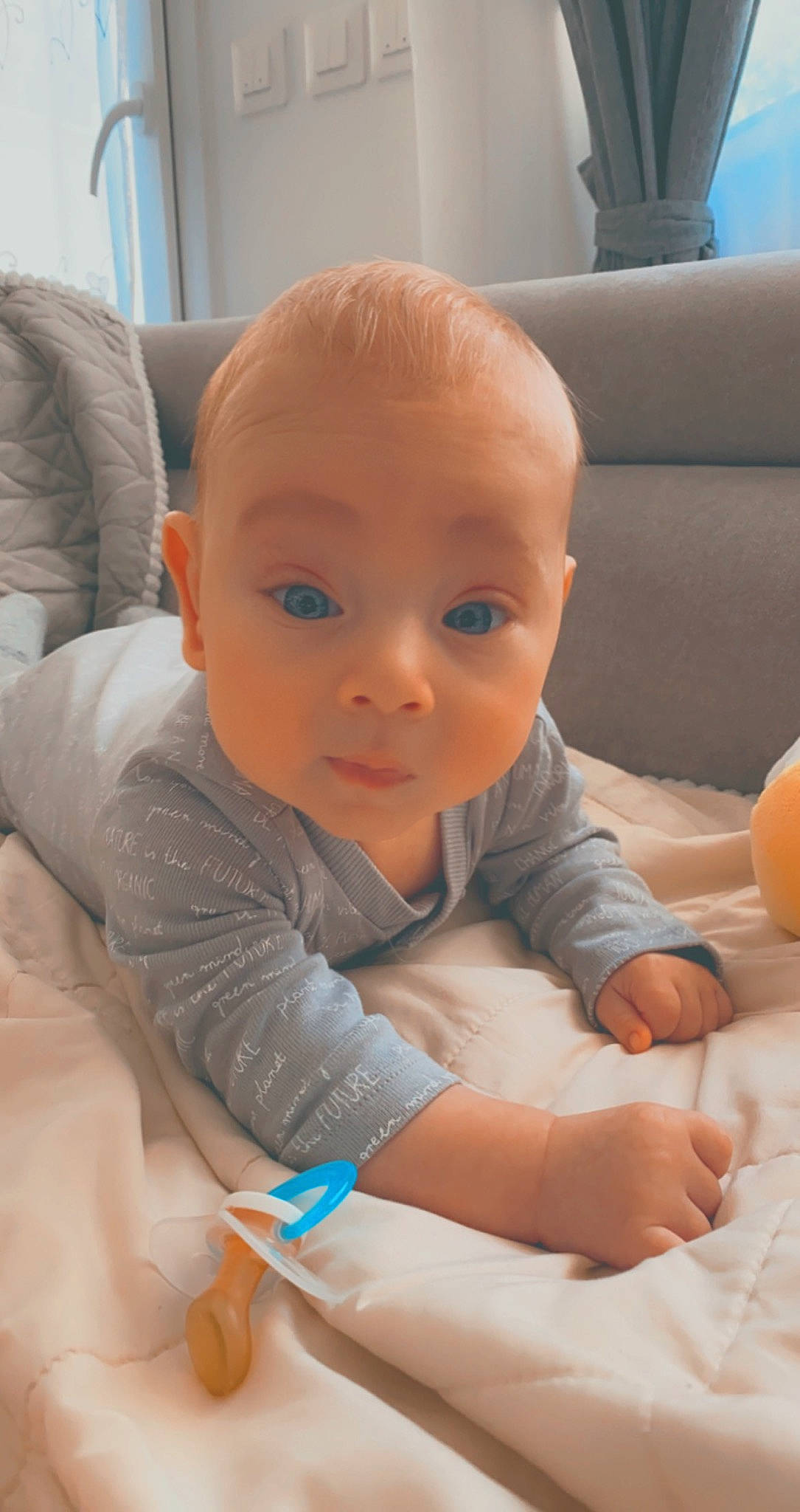 Dominic a rejoint le concours — aidez-le/la à gagner de superbes lots ! baby, cheek, child, face, finger, mouth, nose, person, skin, surprise, toddler, tummy_time