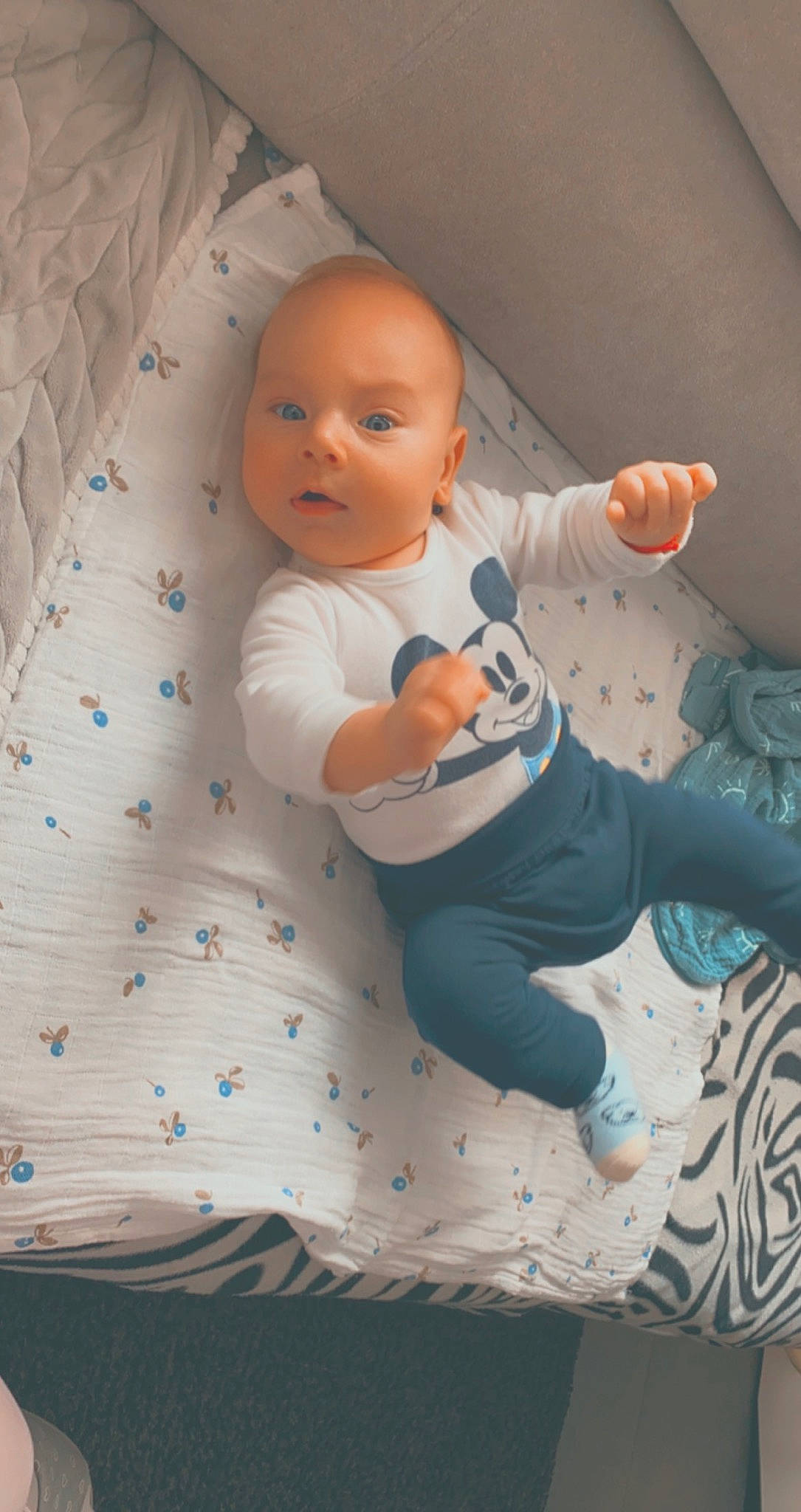 Dominic participe au concours pour gagner de l'argent avec cette photo : baby, baby_products, cheek, child, eye, finger, infant_bed, person, product, skin, surprise, toddler