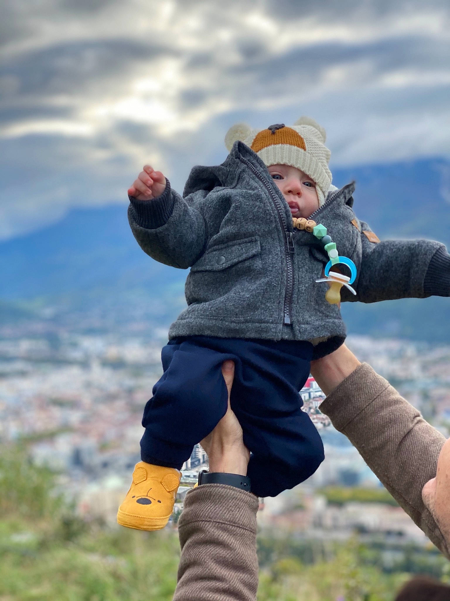 Dominic a rejoint le concours — aidez-le/la à gagner de superbes lots ! adventure, child, cloud, fun, hand, happy, headwear, leisure, mountain, person, recreation, rock, sky, toddler, tourism, tree, vacation