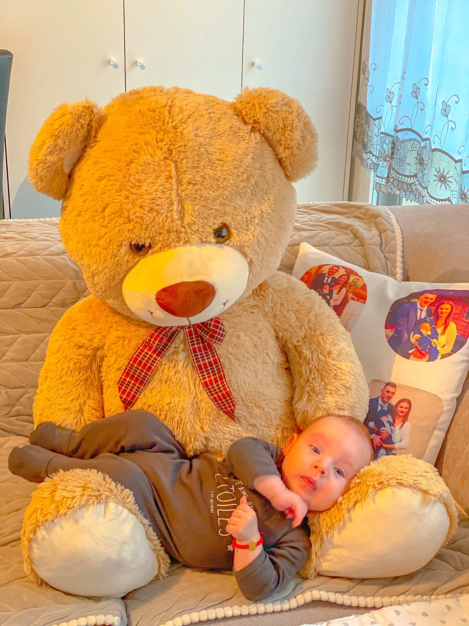 Dominic participe au concours pour gagner de l'argent avec cette photo : child, joy, person, plush, room, stuffed_toy, teddy_bear, textile, toy