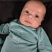 ézekiel a rejoint le concours — aidez-le/la à gagner de superbes lots ! baby, child, clothing, comfort, couch, cute, expression, eyes, face, furniture, head, indoors, infant, lying_down, onesie, pacifier, person, portrait, skin, young