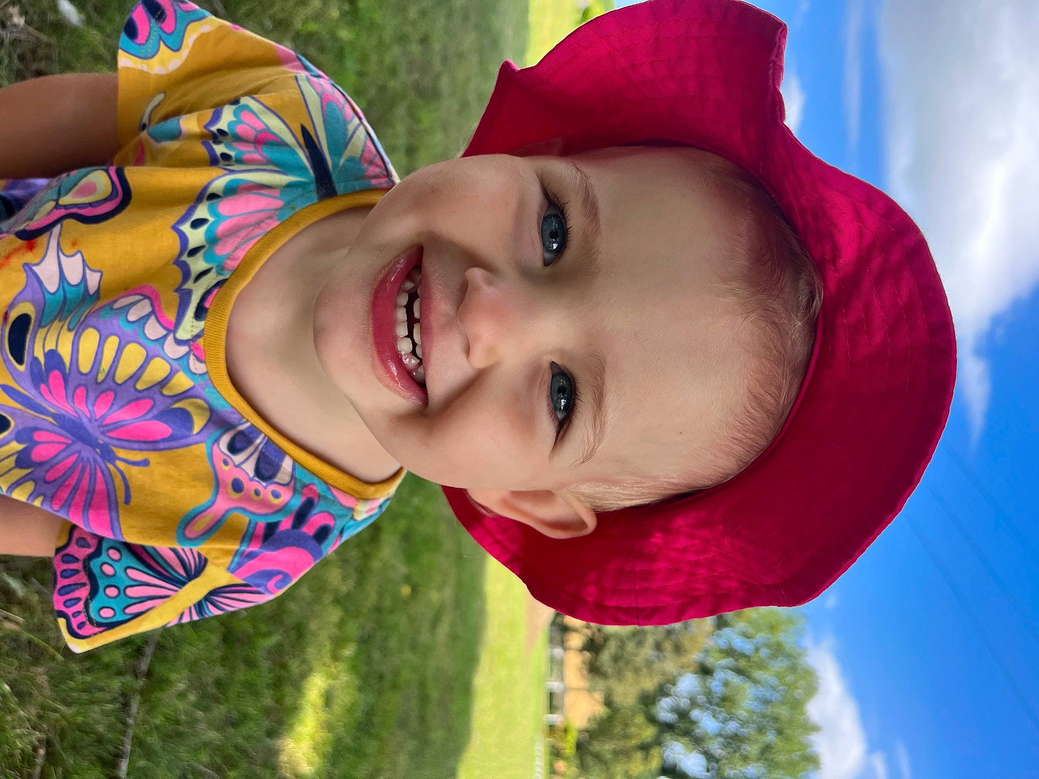 Mady a rejoint le concours — aidez-le/la à gagner de superbes lots ! cool, face, facial_expression, fun, grass, happy, hat, headgear, human, joy, leisure, lip, mouth, people_in_nature, person, pink, plant, red, skin, sky