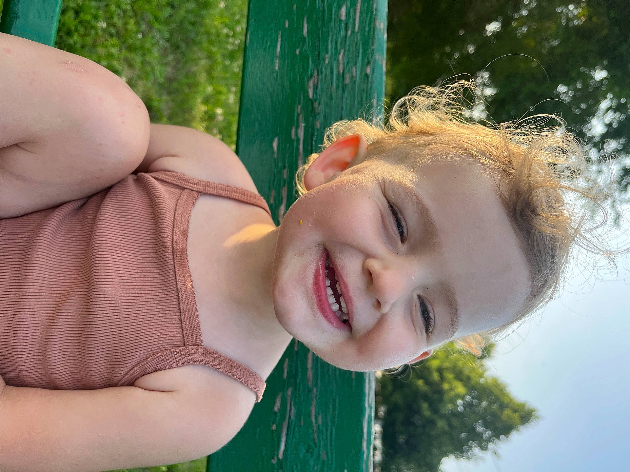 Mady a rejoint le concours — aidez-le/la à gagner de superbes lots ! arm, facial_expression, gesture, grass, green, happy, head, joy, leaf, leisure, lip, people_in_nature, person, photograph, plant, skin, smile, toddler, tree, water