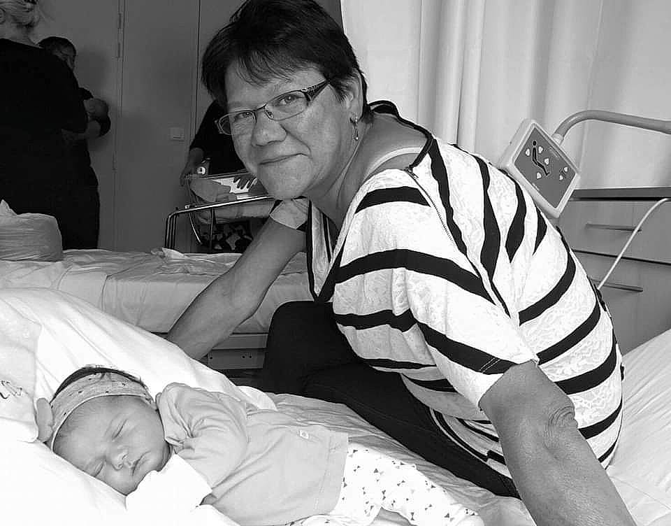 Leena a rejoint le concours — aidez-le/la à gagner de superbes lots ! baby, black, black_and_white, child, comfort, event, eyewear, facial_expression, glasses, hairstyle, joy, lap, monochrome, monochrome_photography, person, photograph, room, sitting, style, t_shirt