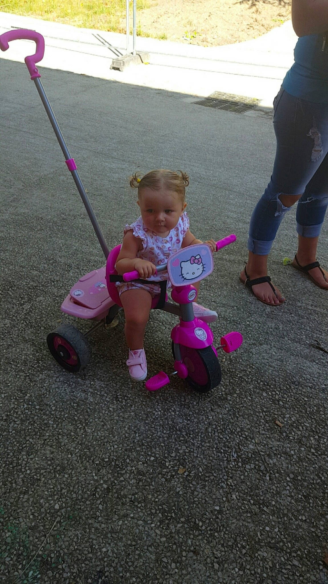 Leena a rejoint le concours — aidez-le/la à gagner de superbes lots ! asphalt, automotive_wheel_system, boot, footwear, fun, grass, human_leg, leisure, magenta, person, pink, play, recreation, road_surface, sandal, shoe, sneakers, tire, toddler, toy